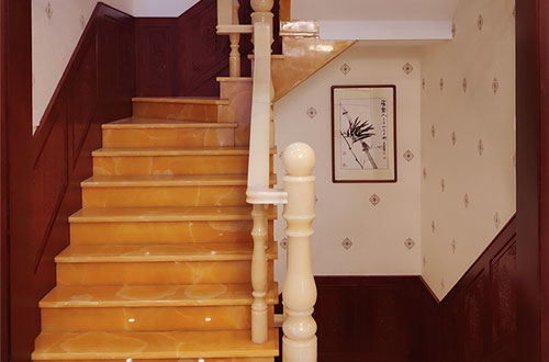 仙居中式别墅室内汉白玉石楼梯的定制安装装饰效果