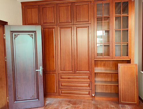 仙居中式家庭装修里定制的实木衣柜效果图